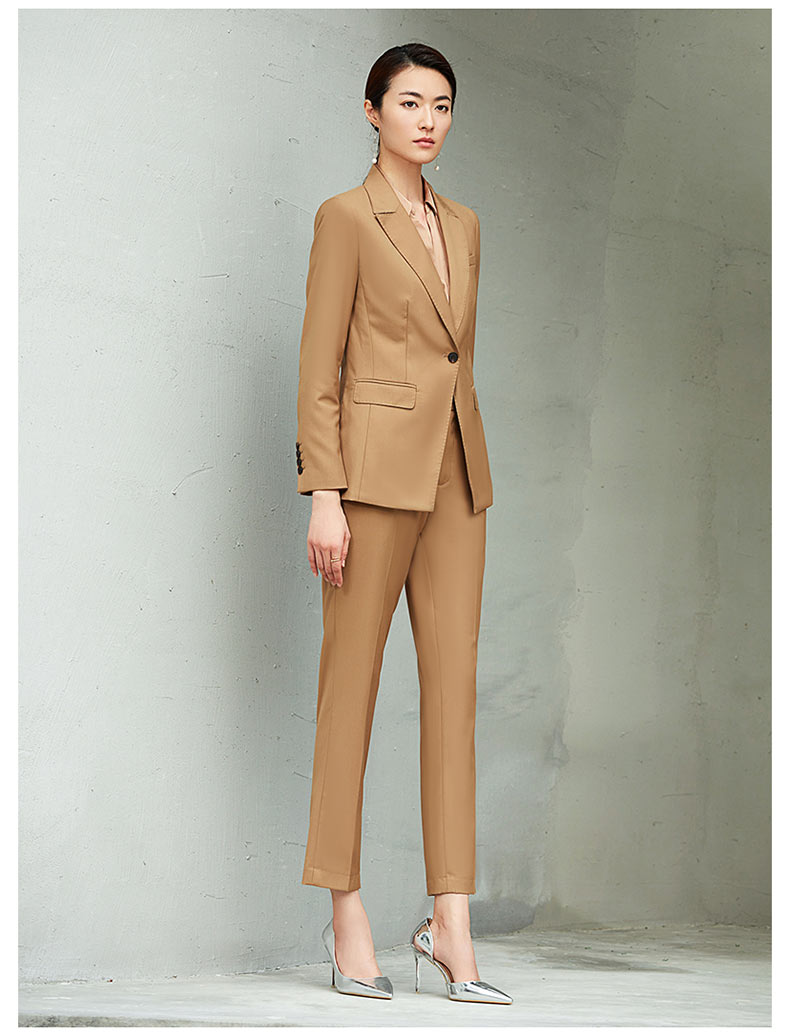 女士卡其色職業西裝定做款式模特展示圖5